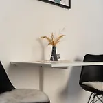 Kleines Glueck By Interior - Bahnhofnaehe, Herkules, Unesco-bergpark, Veranda & Parkplatz Apartment *